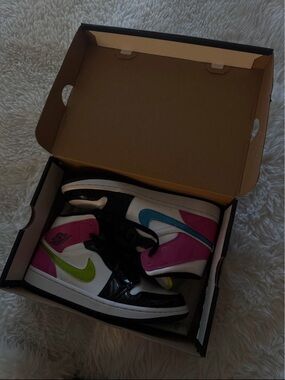 Jordan Air Jordan 1 Mid SE — White / Cyber-Active Fuchsia / Noir